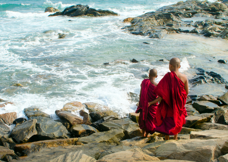 moines bouddhistes sri lanka mer