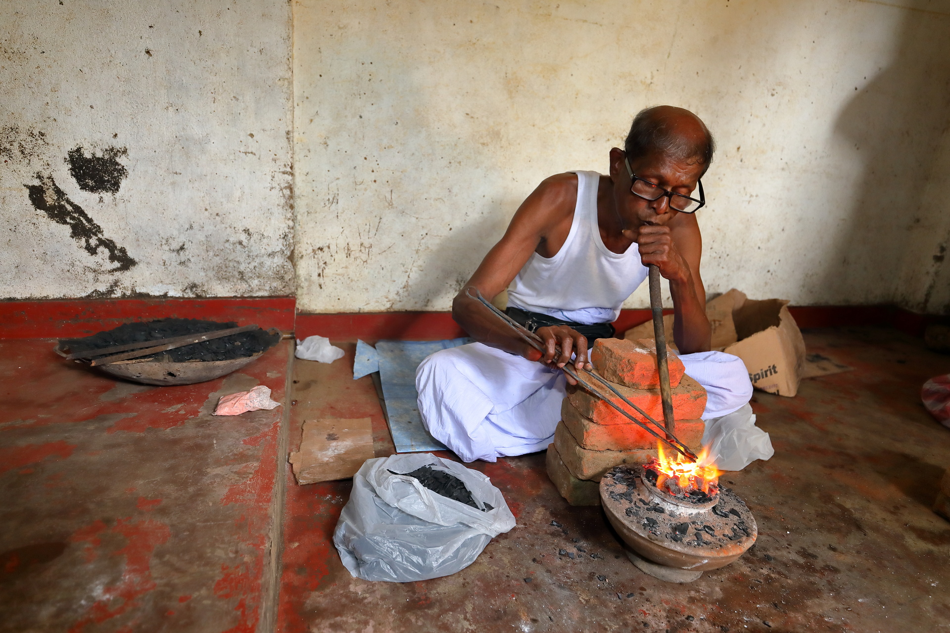 pierres precieuses ratnapura travailleur