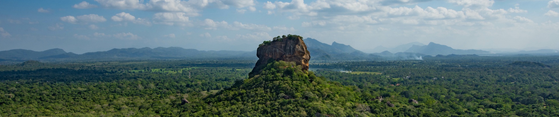 rocher sigiriya nuages